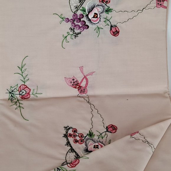 Vintage 1970s Embroidered Floral Tablecloth with 6 Embroidered Napkins Square - Picture 15 of 15